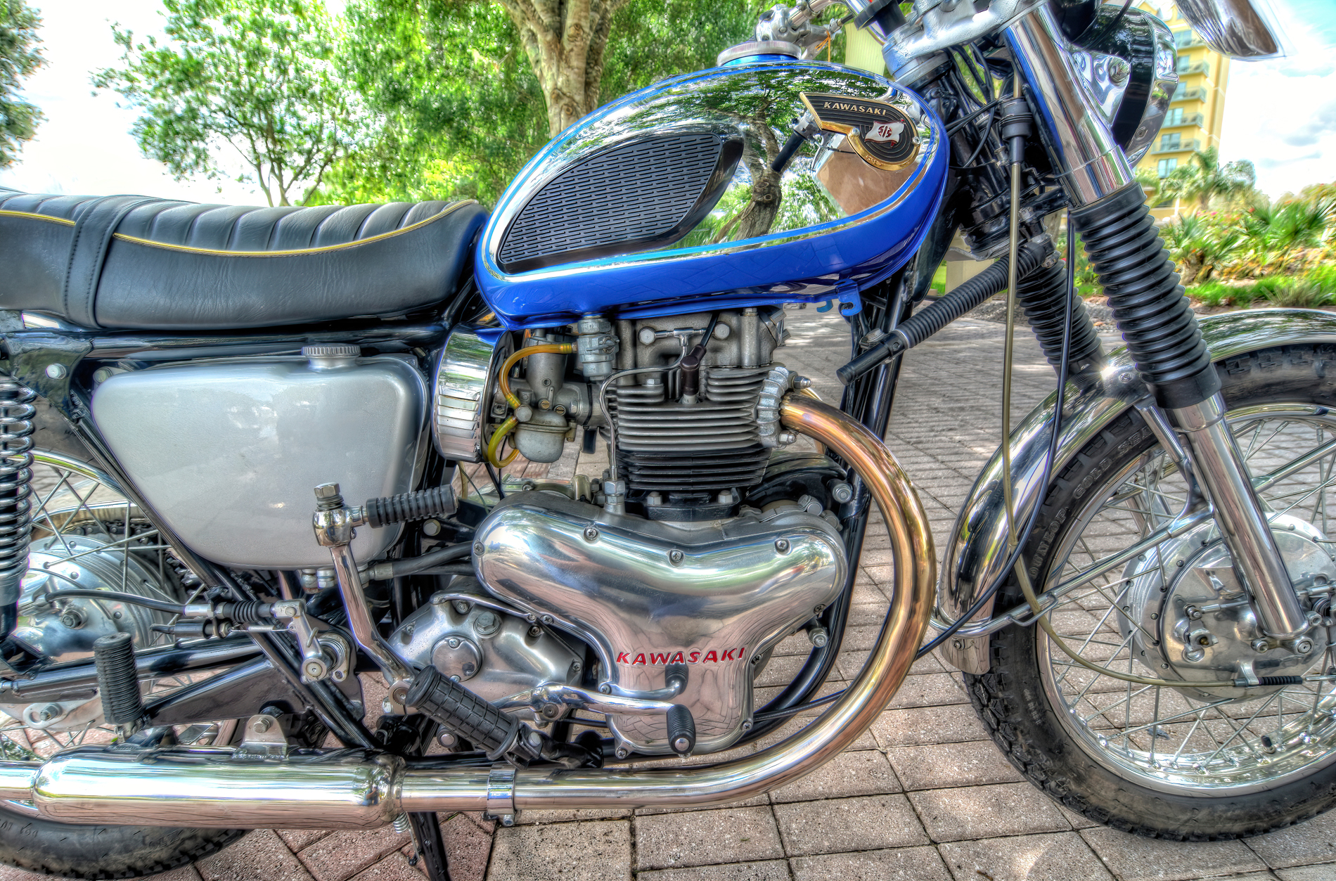 1968 Kawasaki W2SS Tank SharpenAI focusA